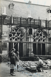501596 Afbeelding van een steenhouwer aan het werk in de pandhof van de Domkerk te Utrecht, tijdens de restauratie van ...